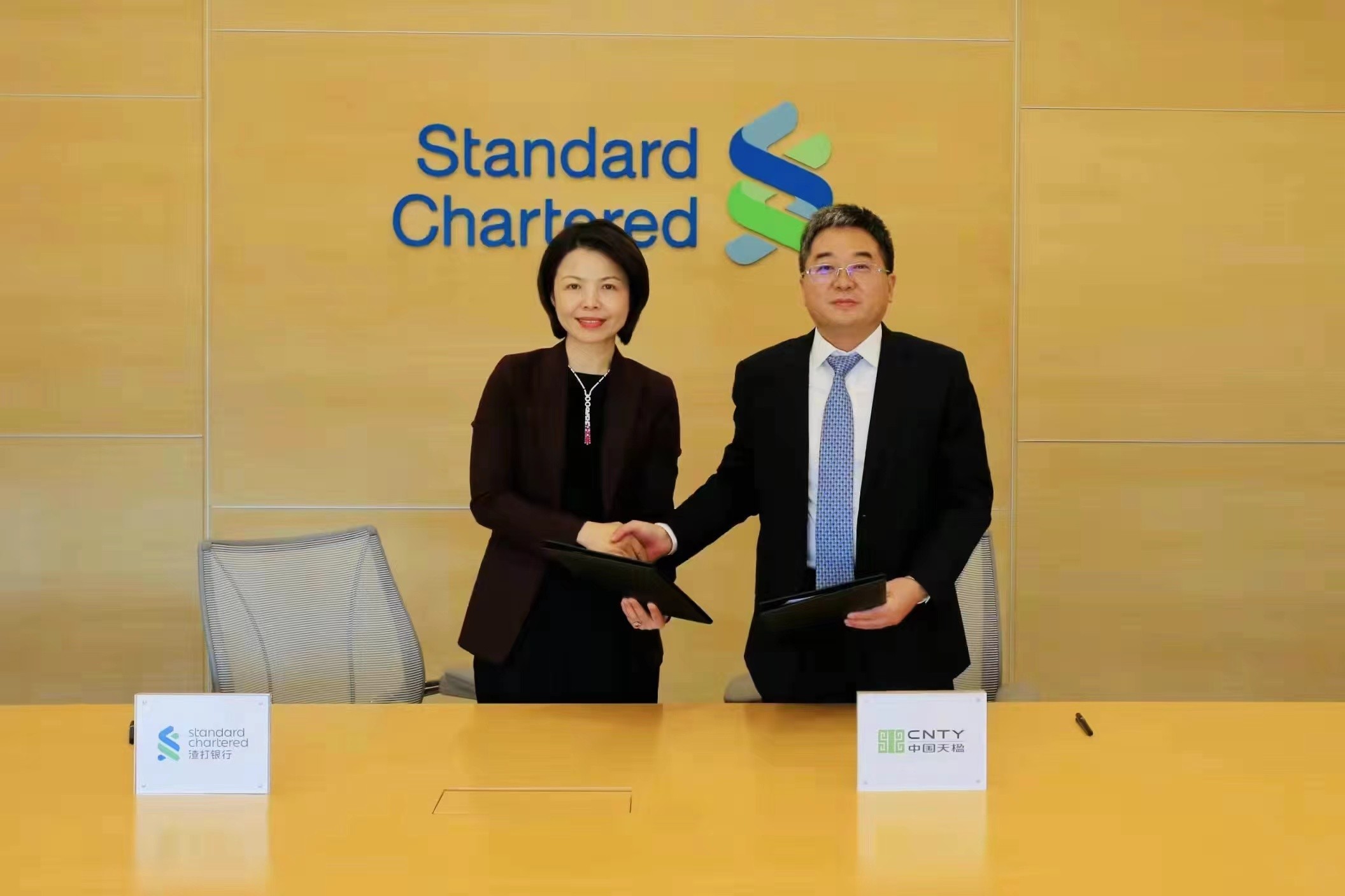 渣打中国副行长鲁静和中国15vip太阳集团董事长严圣军代表双方签订协议