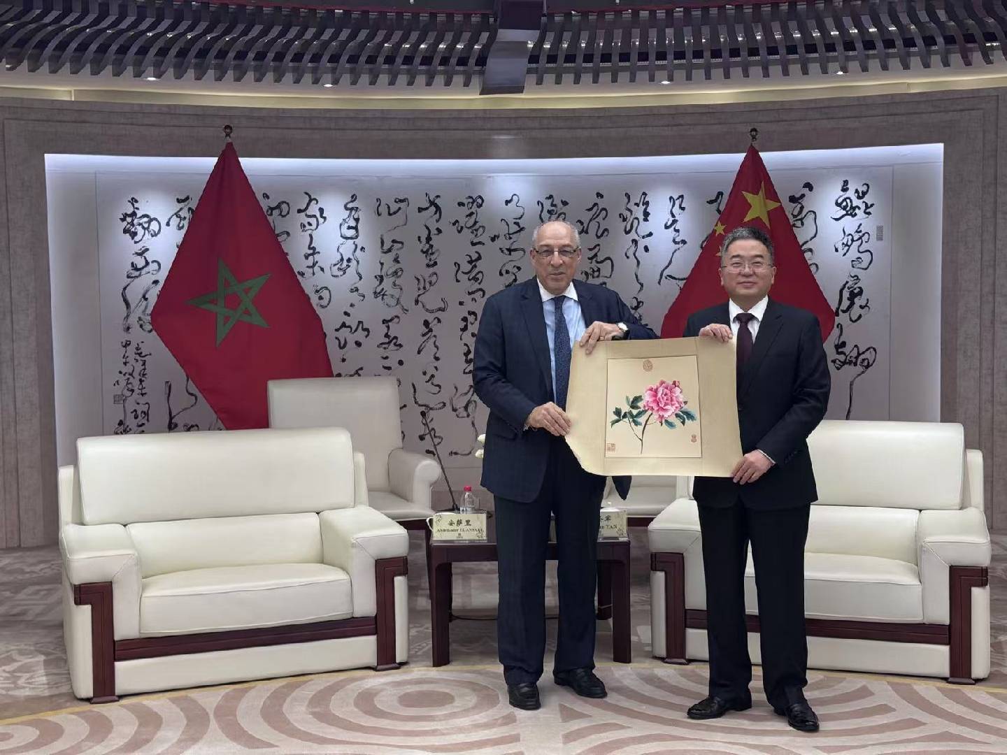 严圣军董事长（右）与安萨里大使（左）