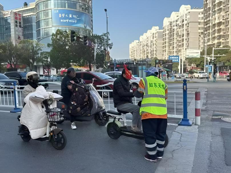 协助交警做好文明礼让引导工作